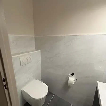 With Pool Near The Sea דירה