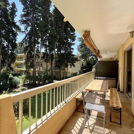 Apartman With Pool Near The Sea