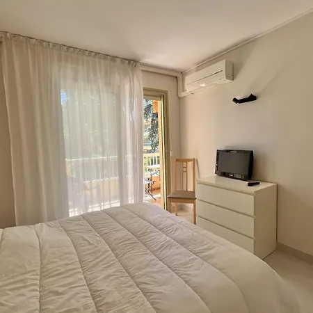 Apartment With Pool Near The Sea *