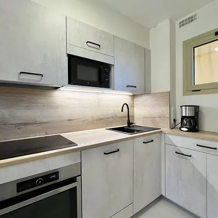 With Pool Near The Sea Apartman *