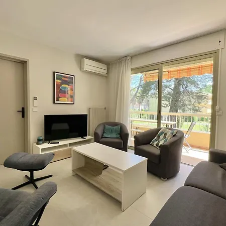 With Pool Near The Sea דירה *