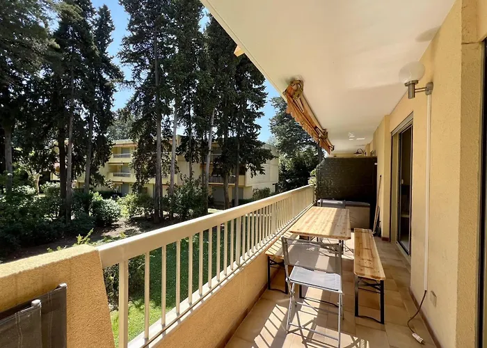 Apartment With Pool Near The Sea