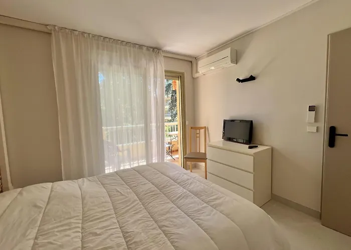 Apartment With Pool Near The Sea *